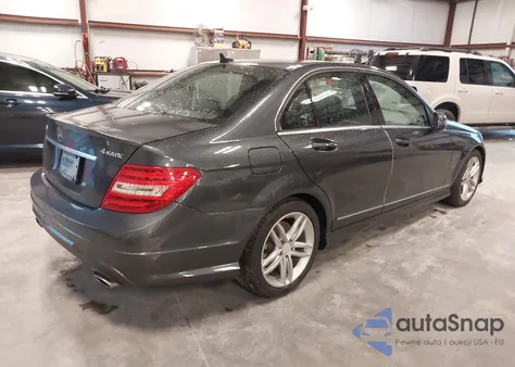 2014 Mercedes-Benz C 300 Luxury 4Matic/Sport 4Matic z USA, uszkodzony, nr VIN WDDGF8AB2EG176371
